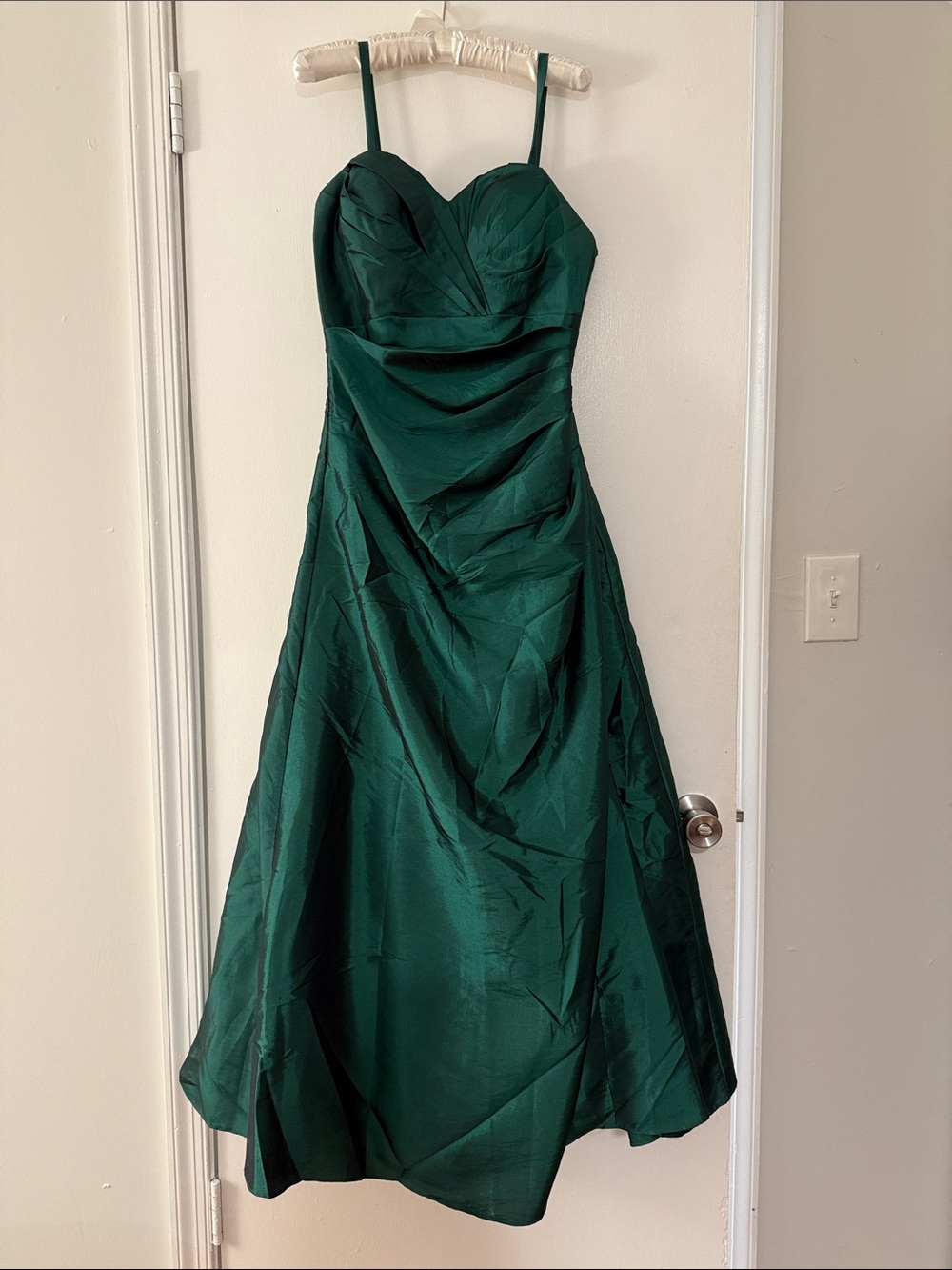 Elegant Emerald Green A-Line Ball Gown - Picture 2 of 9